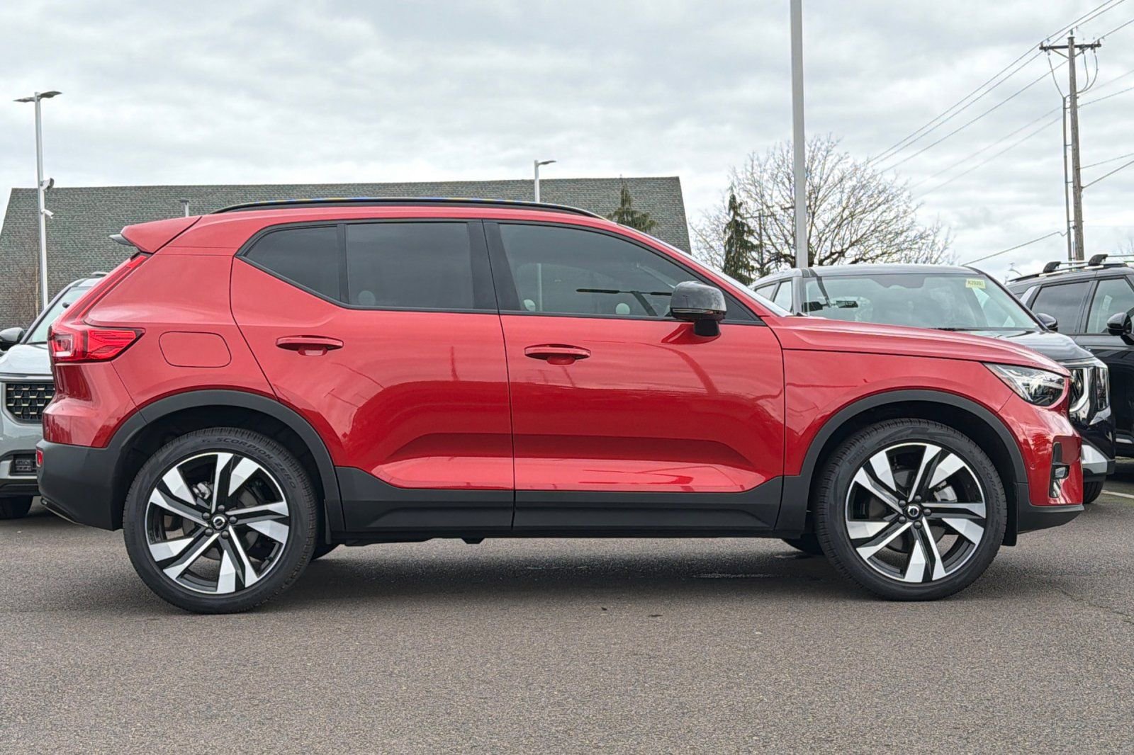 Used 2025 Volvo XC40 B5 Ultra w/ Climate Package image 3