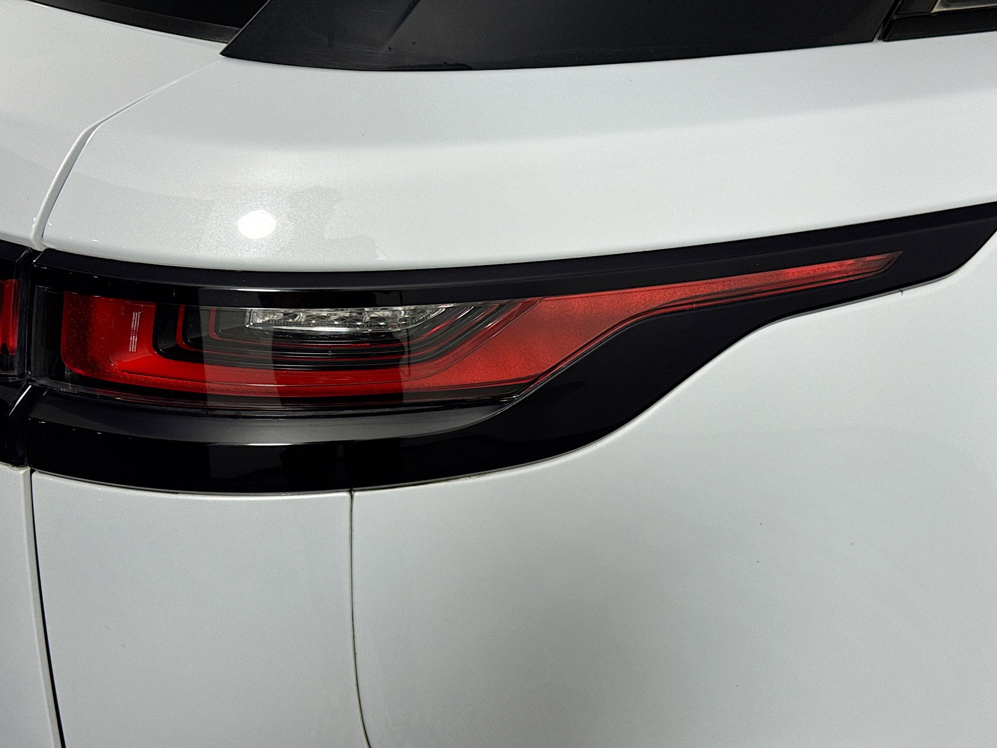 Used 2018 Land Rover Range Rover Velar R-Dynamic SE image 33