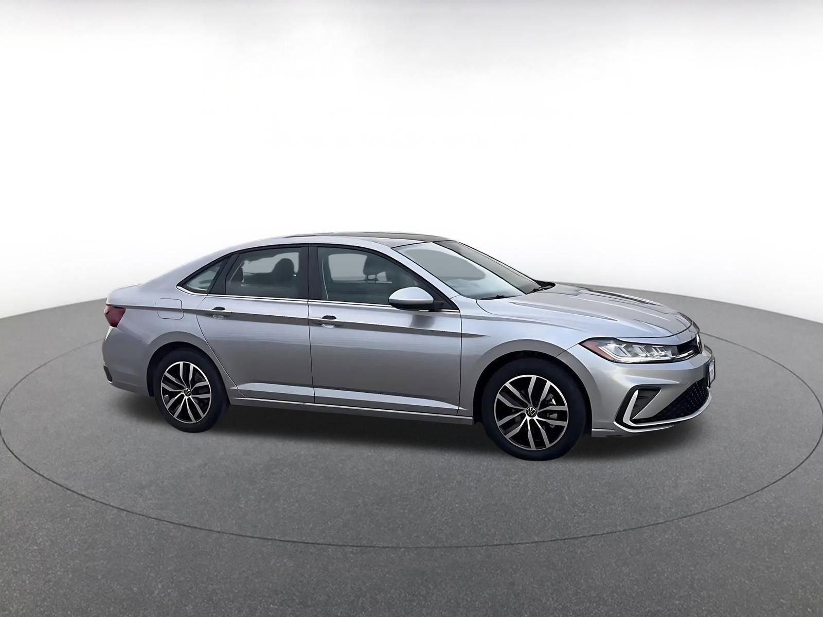 Used 2025 Volkswagen Jetta SE image 2