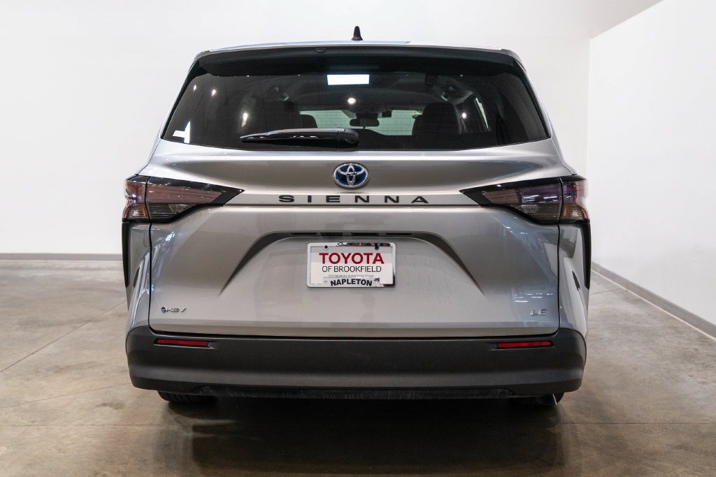 Certified 2025 Toyota Sienna LE FWD image 8