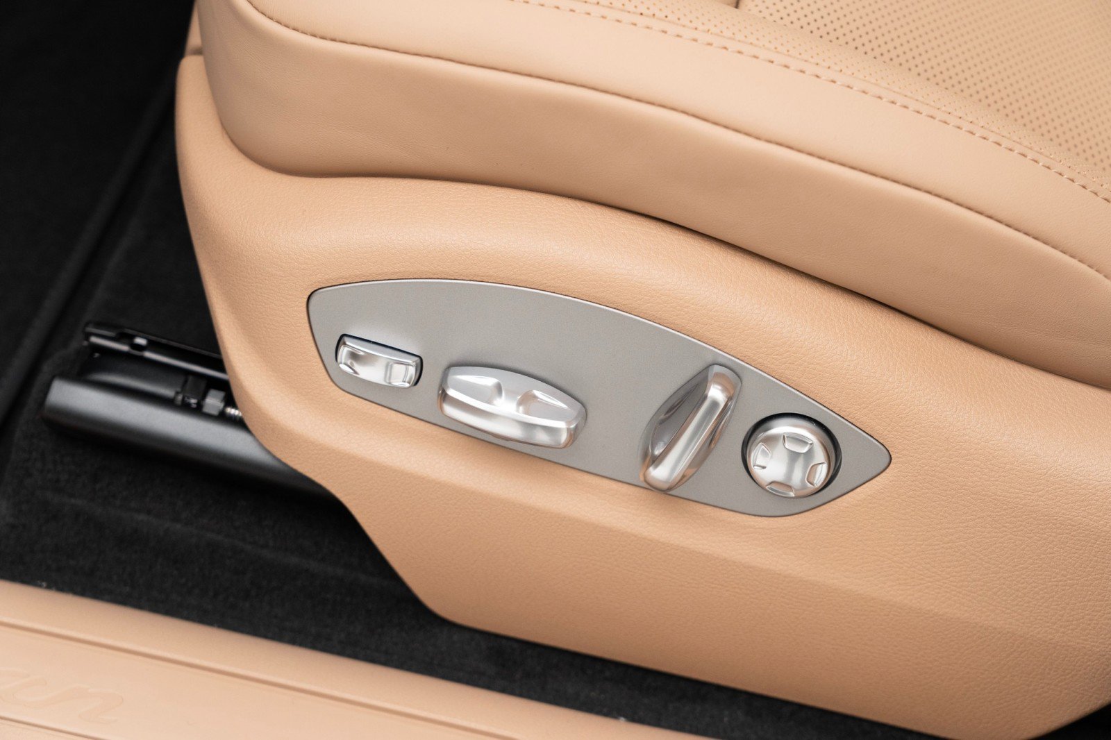 Certified 2025 Porsche Macan AWD/4WD image 14