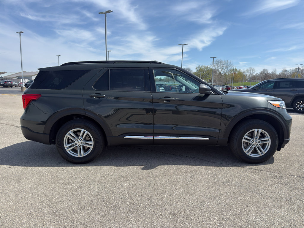 Used 2022 Ford Explorer XLT w/ Equipment Group 202A AWD/4WD image 4