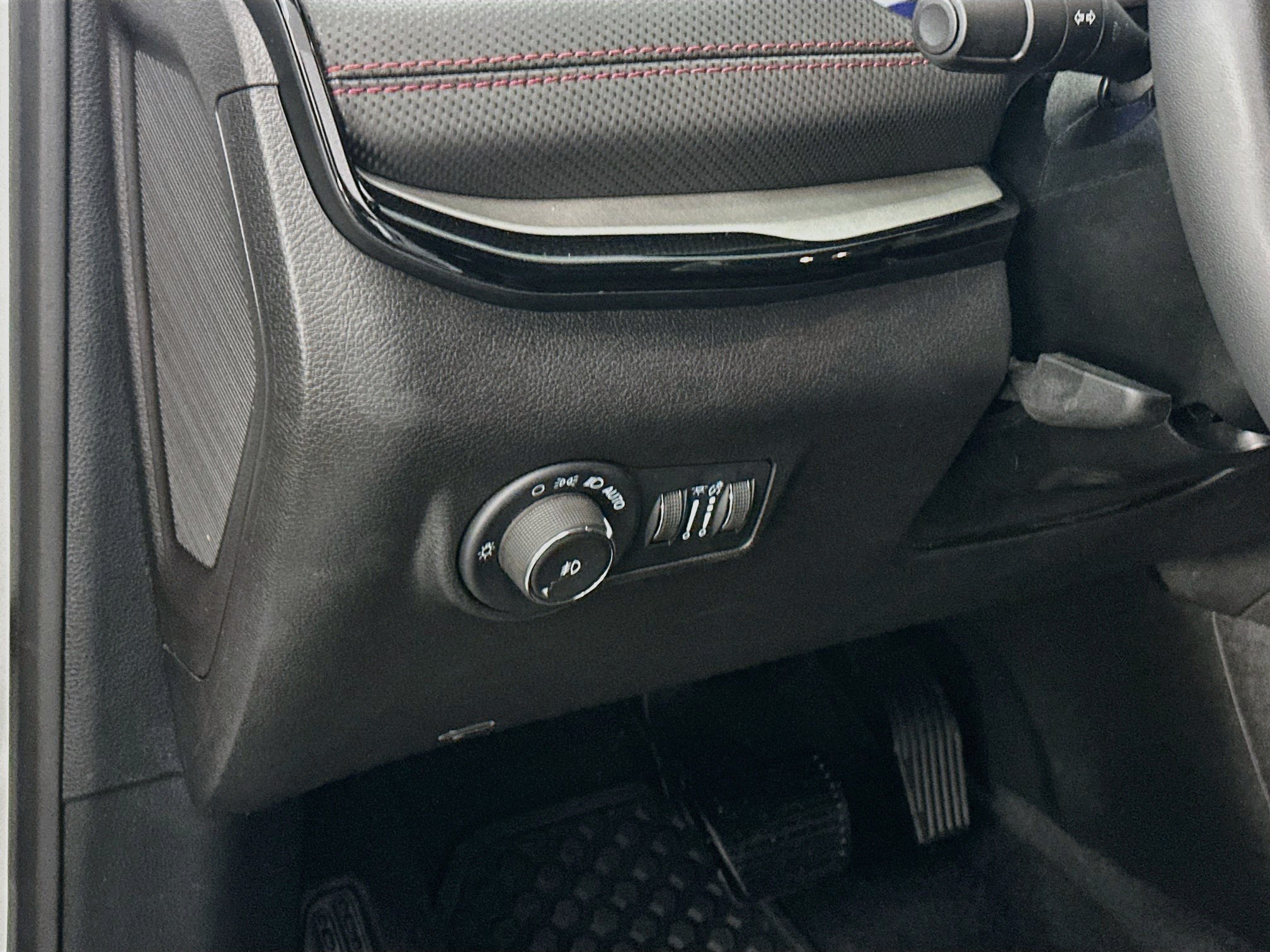 Used 2025 Jeep Compass Trailhawk AWD/4WD image 17