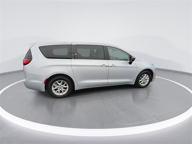 Used 2024 Chrysler Pacifica Touring-L image 9