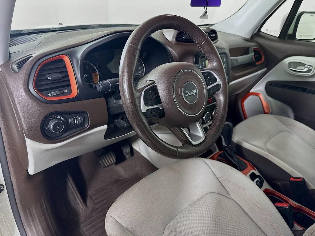 Used 2017 Jeep Renegade Latitude FWD image 9