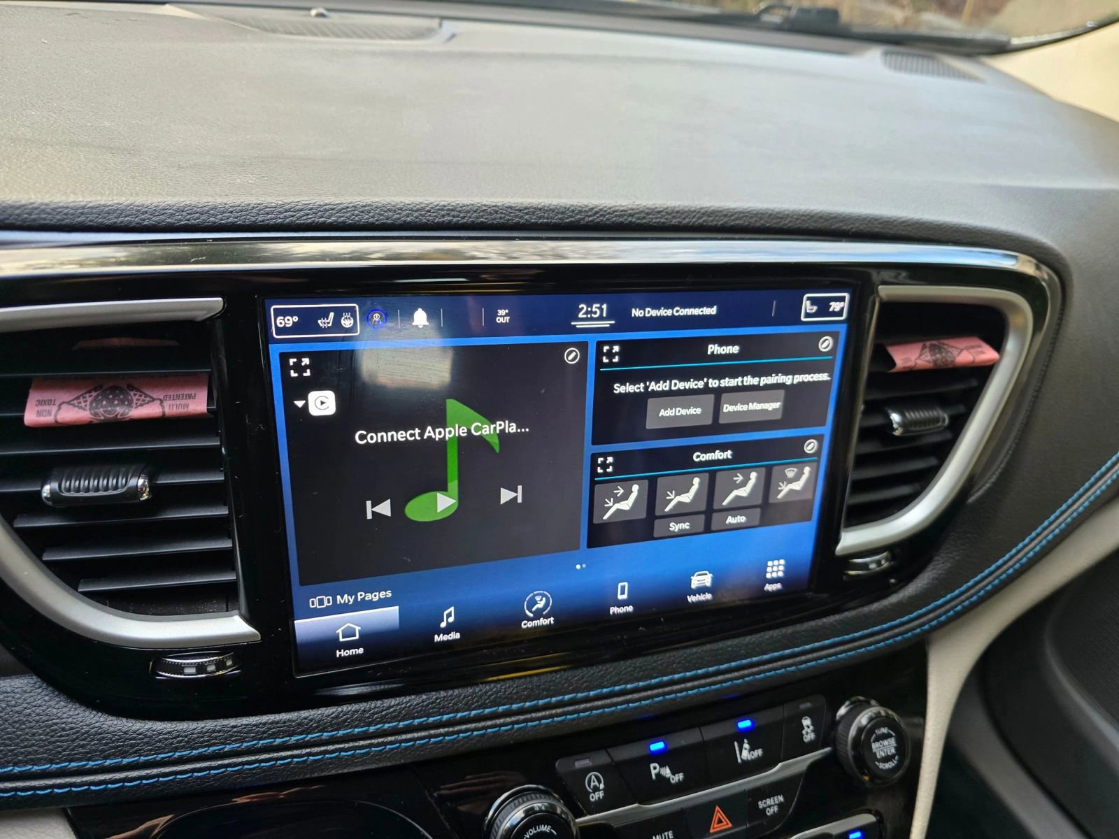 Used 2021 Chrysler Pacifica Touring-L image 28