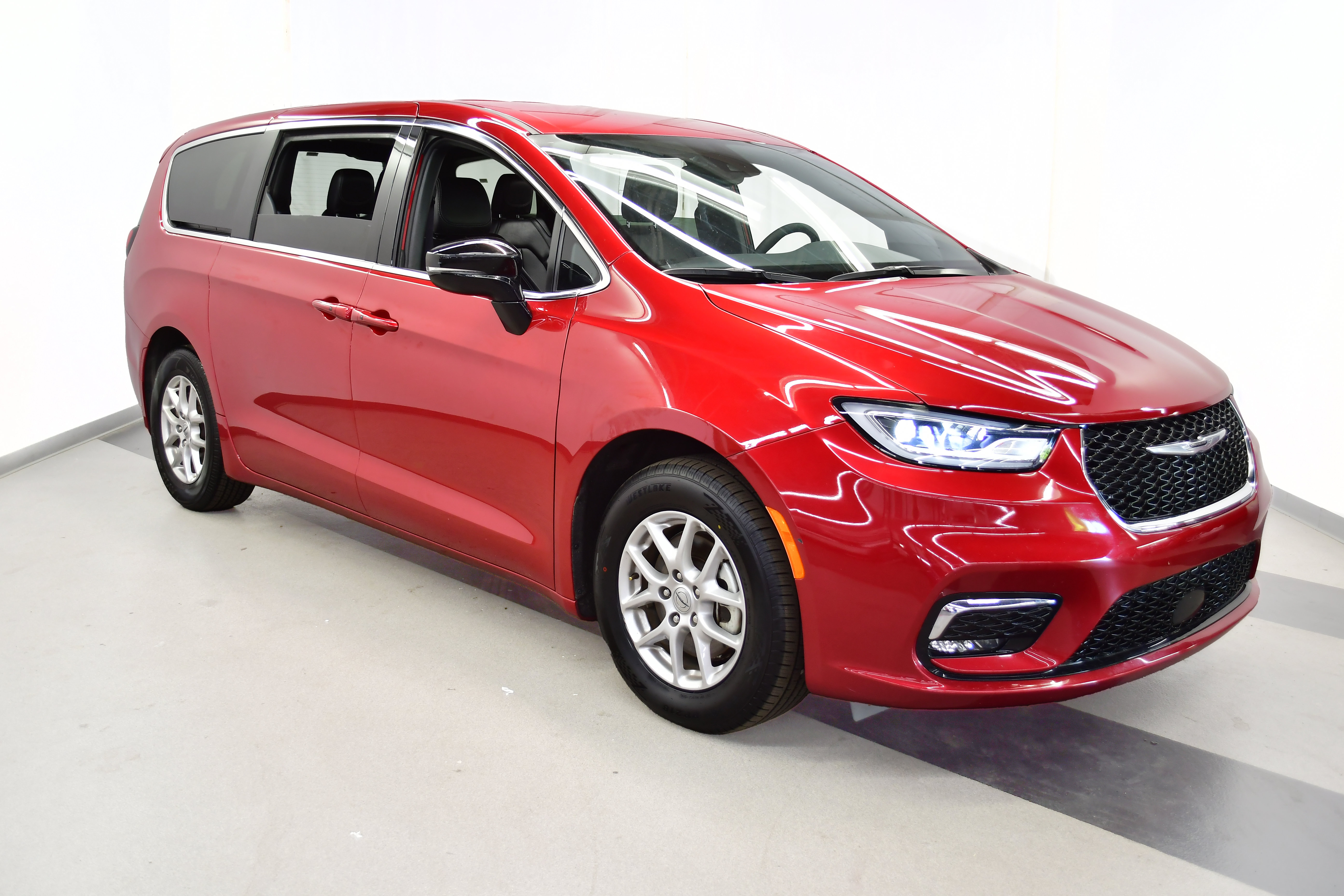 Used 2025 Chrysler Pacifica Select FWD image 2