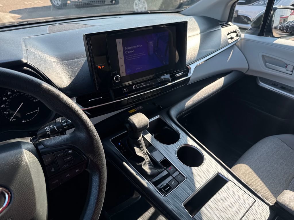 Used 2025 Toyota Sienna LE image 23