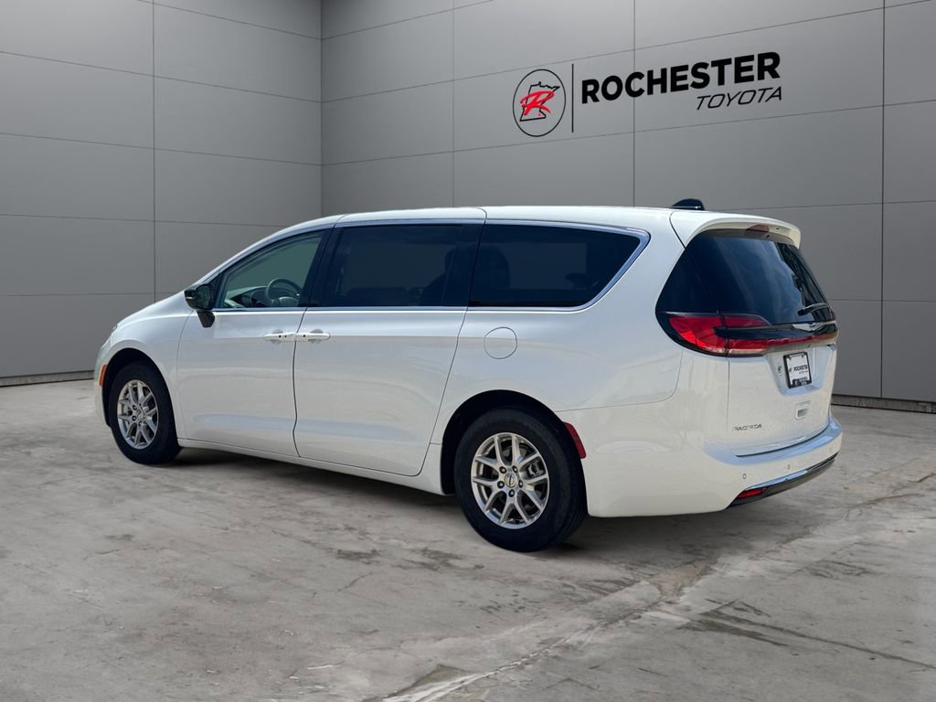Used 2024 Chrysler Pacifica Touring-L FWD image 3