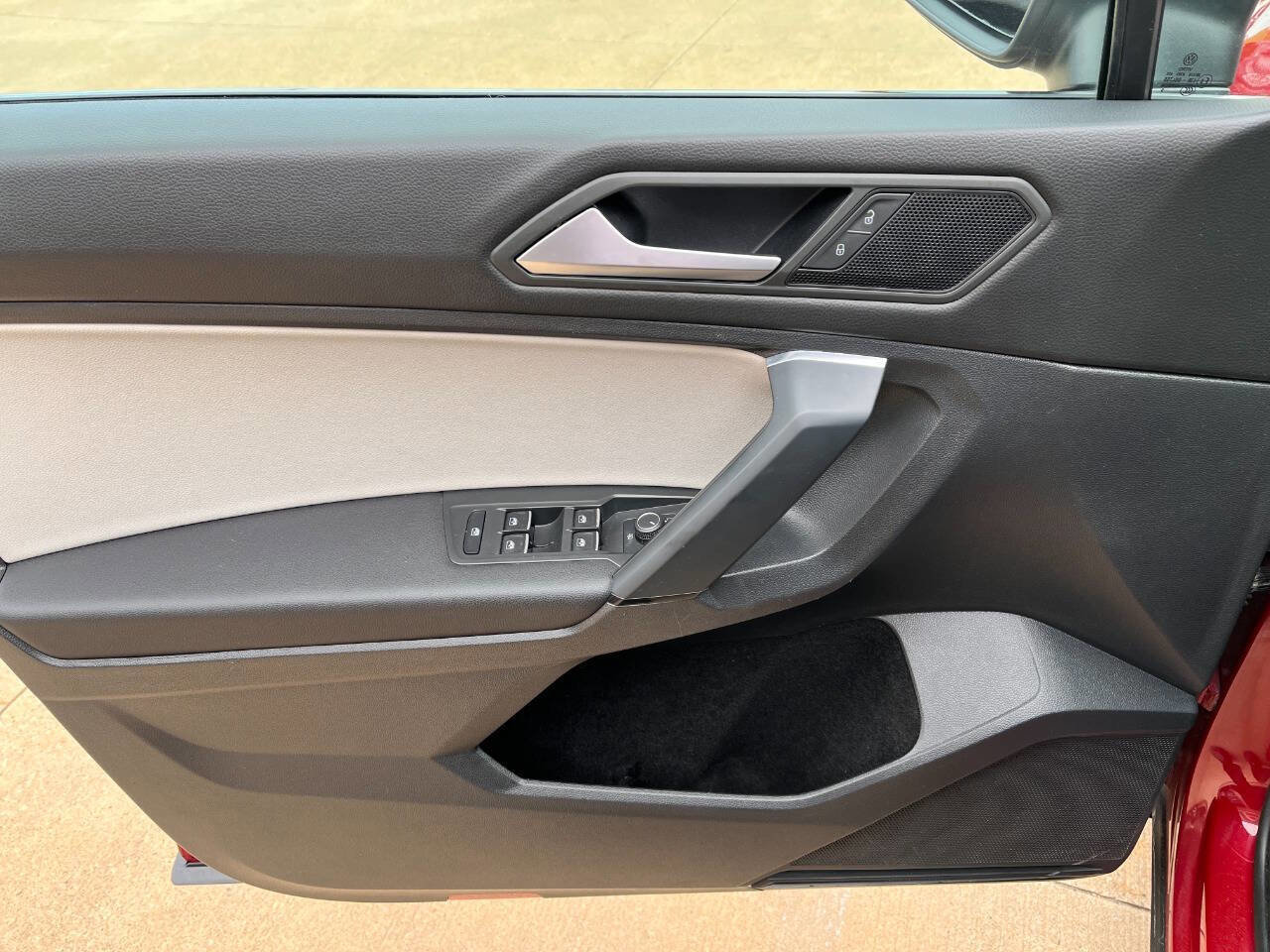 Used 2019 Volkswagen Tiguan SE w/ Panoramic Sunroof Package image 8