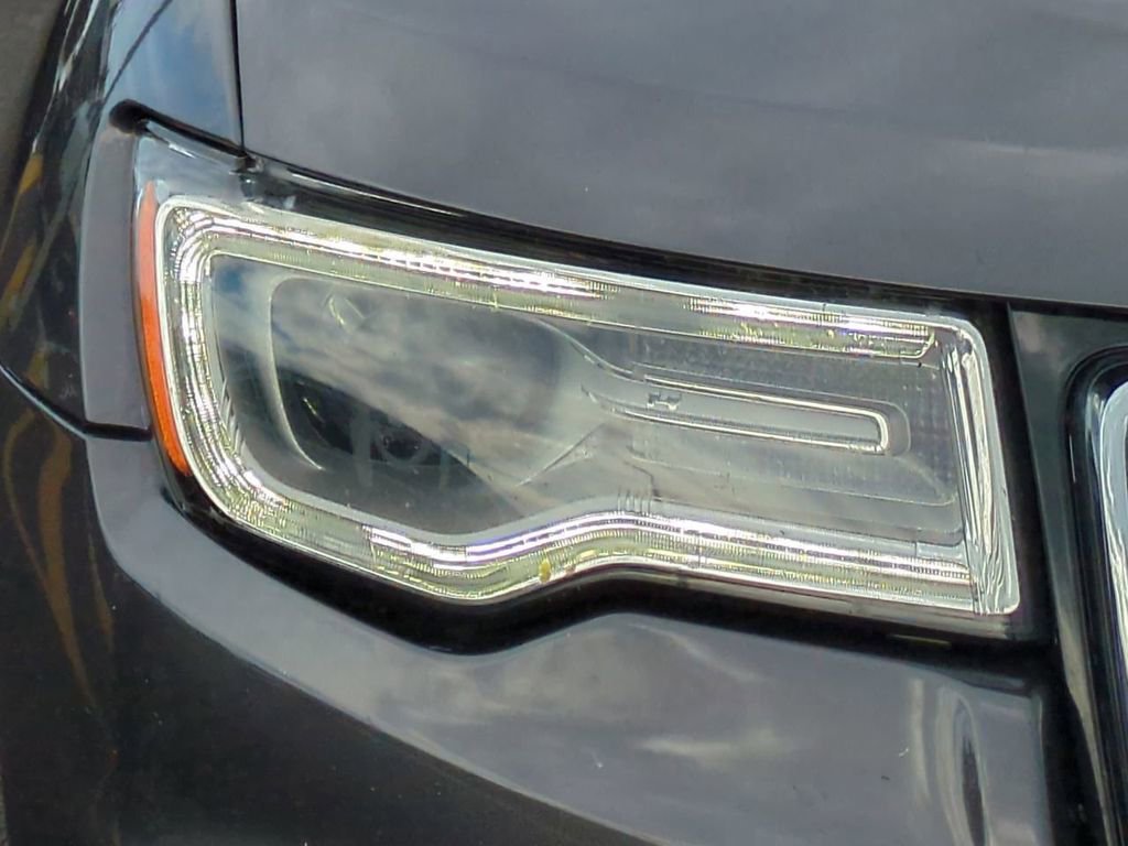 Used 2017 Jeep Grand Cherokee Overland w/ Jeep Active Safety Group image 9