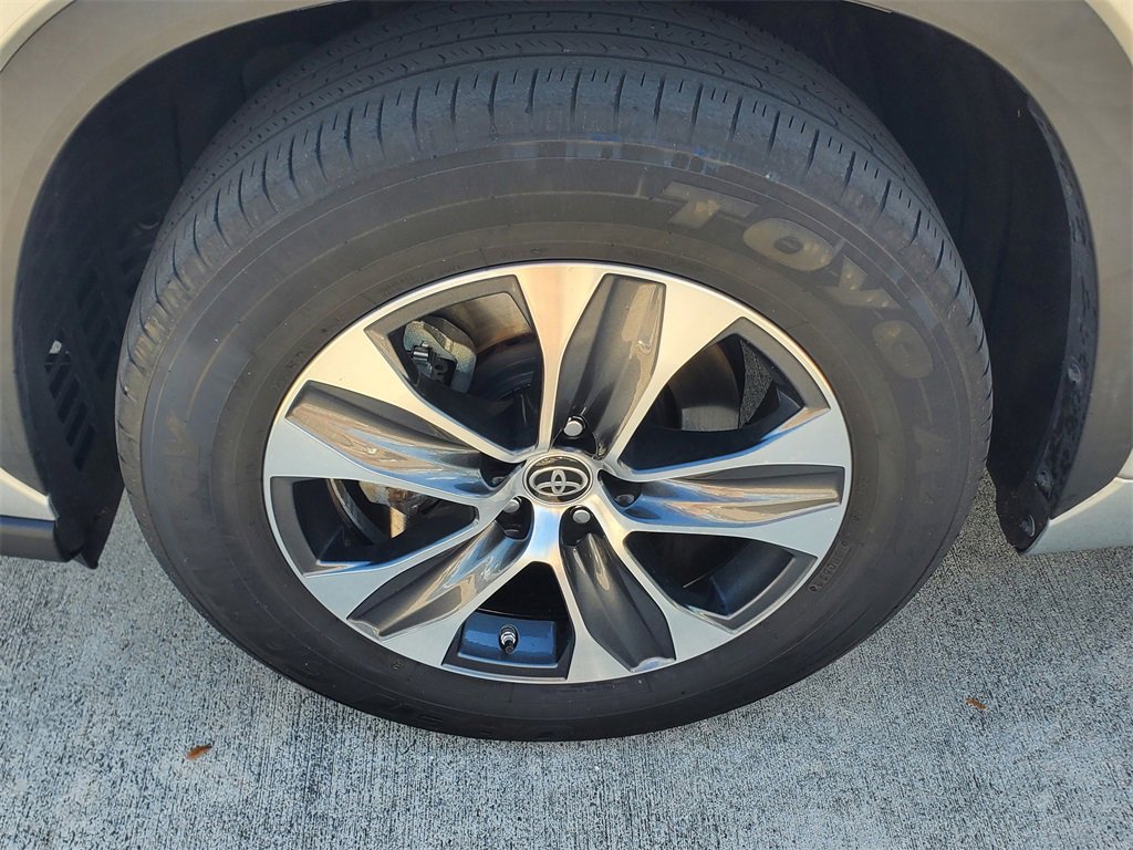 Used 2023 Toyota Highlander XLE image 4