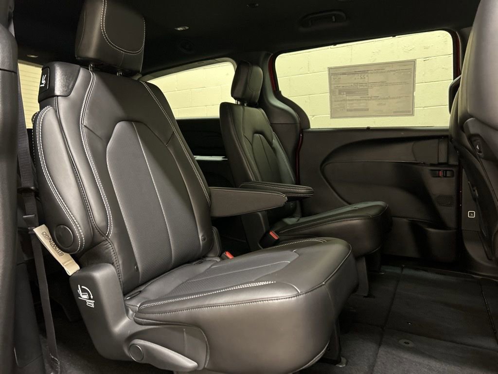 New 2026 Chrysler Pacifica Select FWD image 11