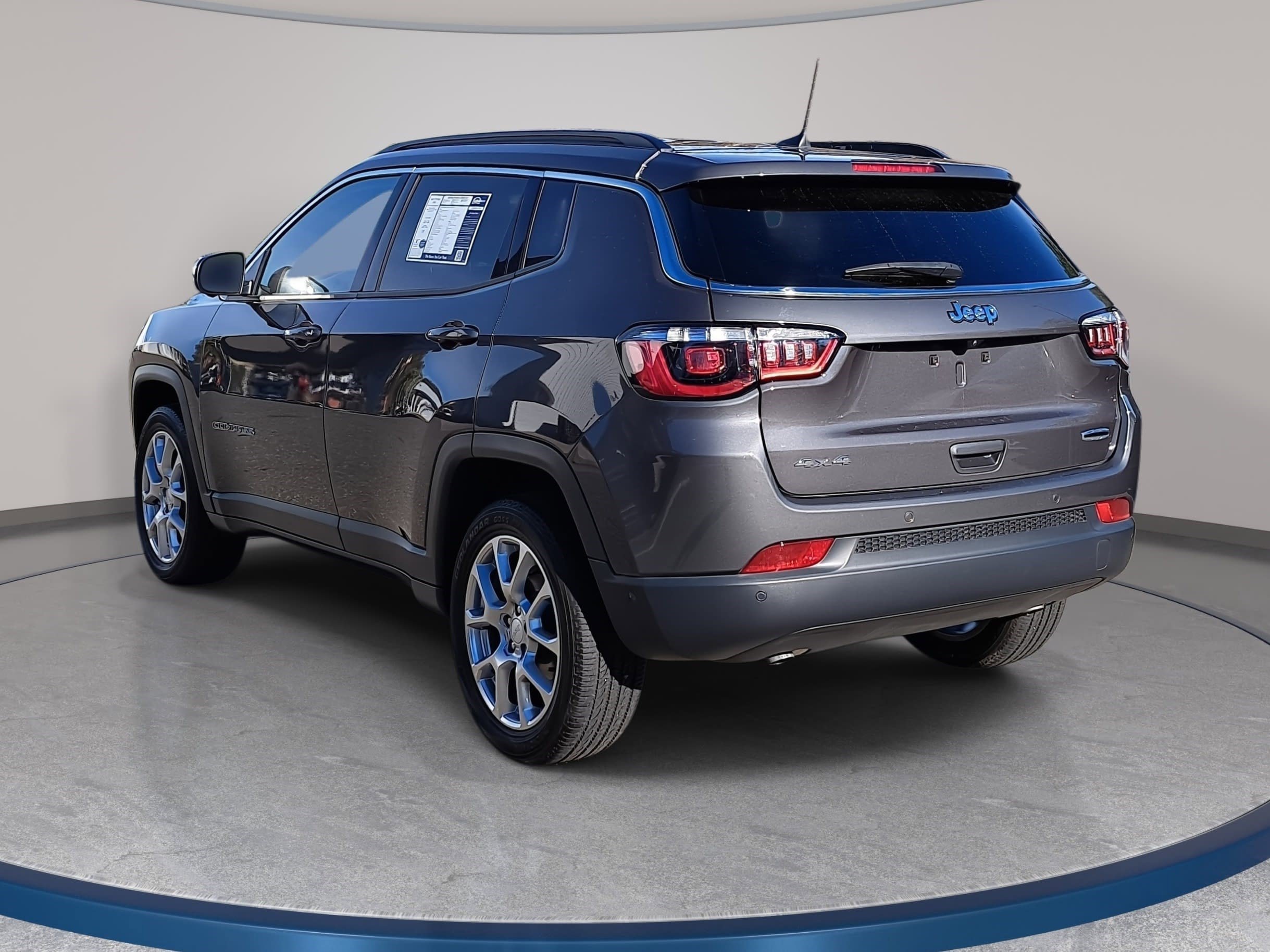 Used 2024 Jeep Compass Latitude image 8