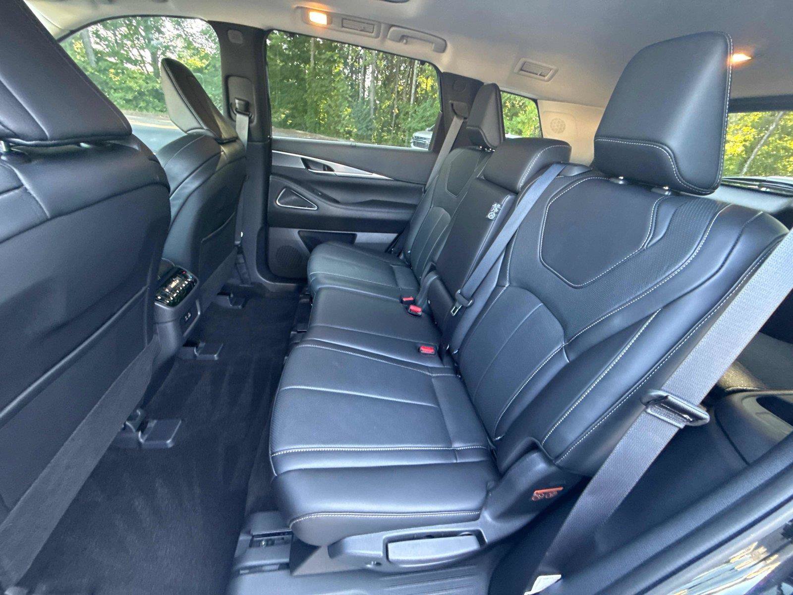 Used 2025 INFINITI QX60 Luxe w/ Cargo Package FWD image 12