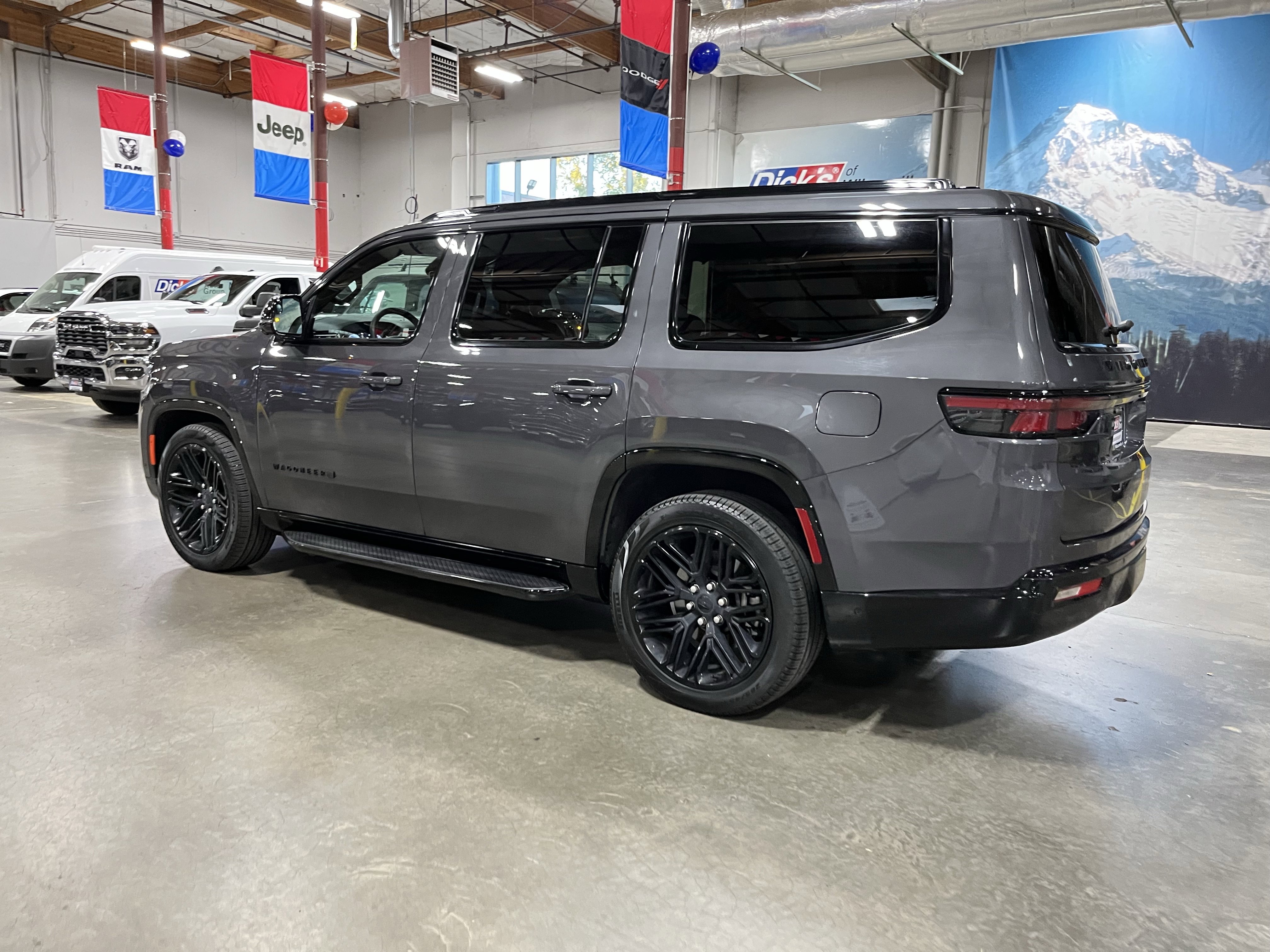 Used 2024 Jeep Wagoneer Series II w/ Convenience Group I image 3