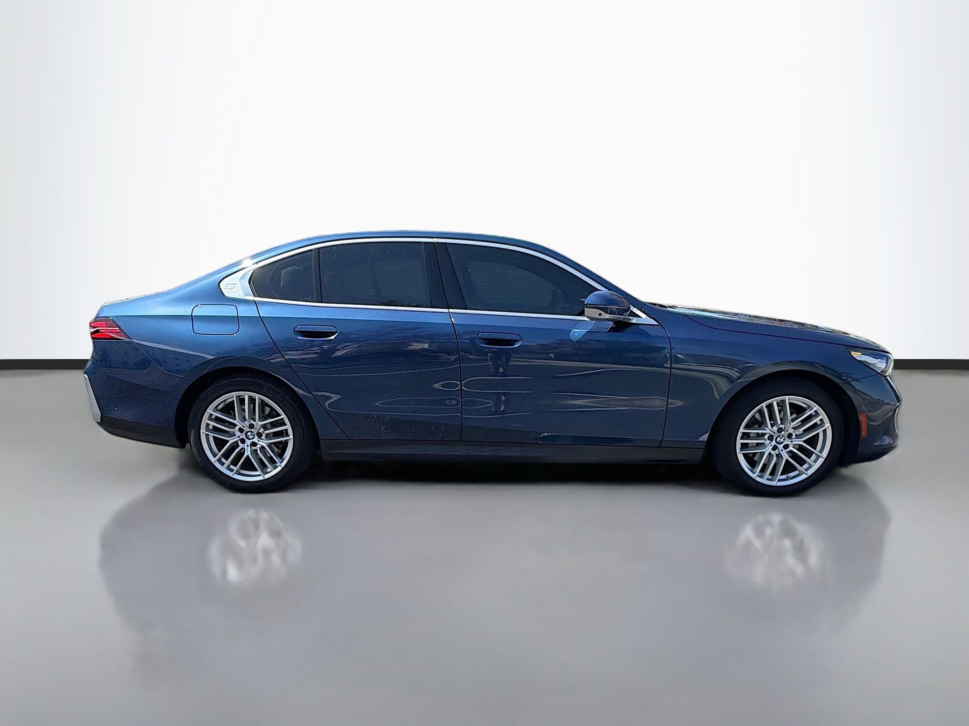 Used 2025 BMW 530i 530i w/ M Sport Package image 3