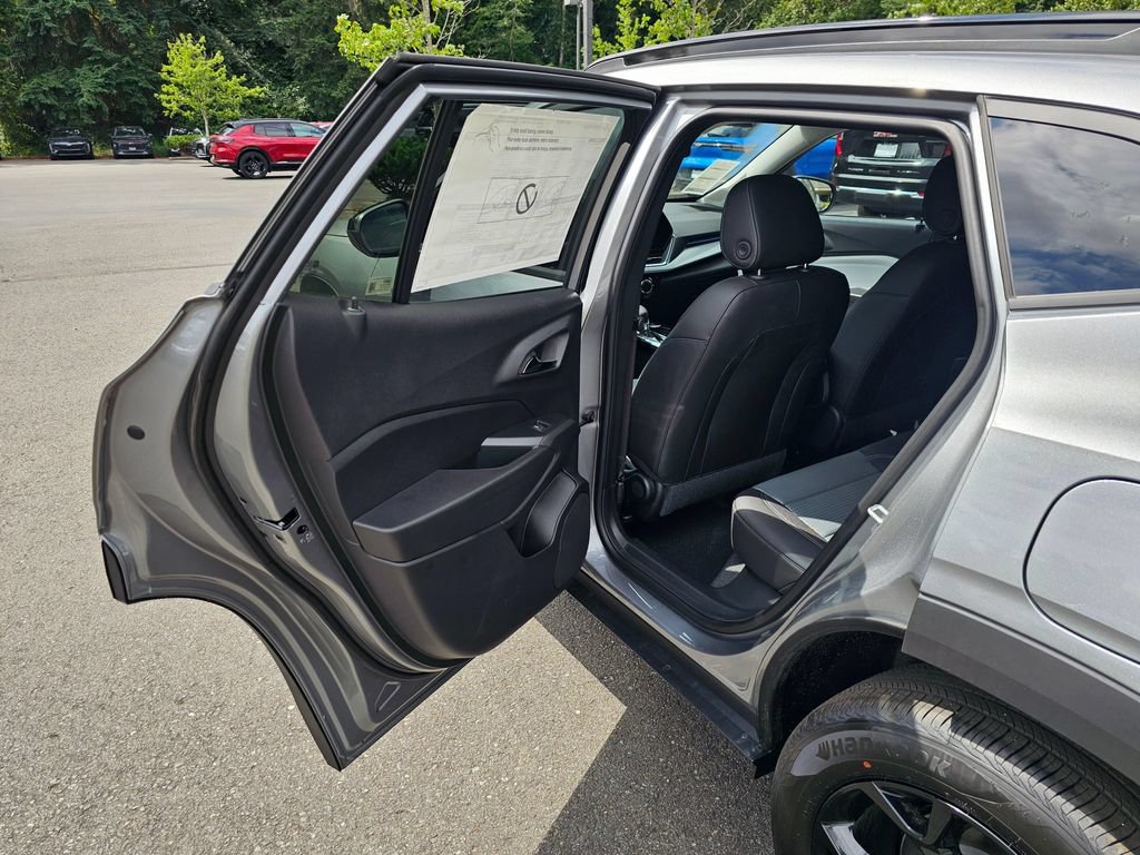 New 2026 Chevrolet Trax LT w/ Midnight Edition FWD image 15