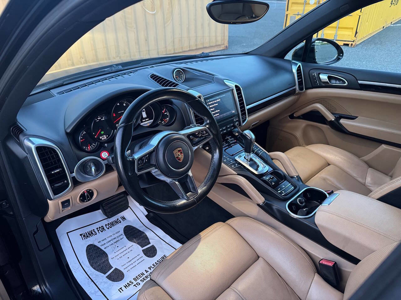 Used 2018 Porsche Cayenne w/ Premium Package AWD/4WD image 9