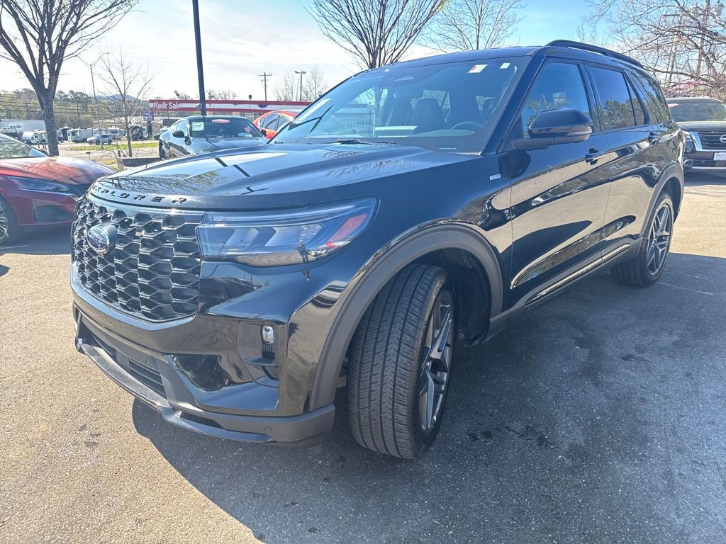 Used 2025 Ford Explorer ST-Line w/ ST-Line Street Pack video 3