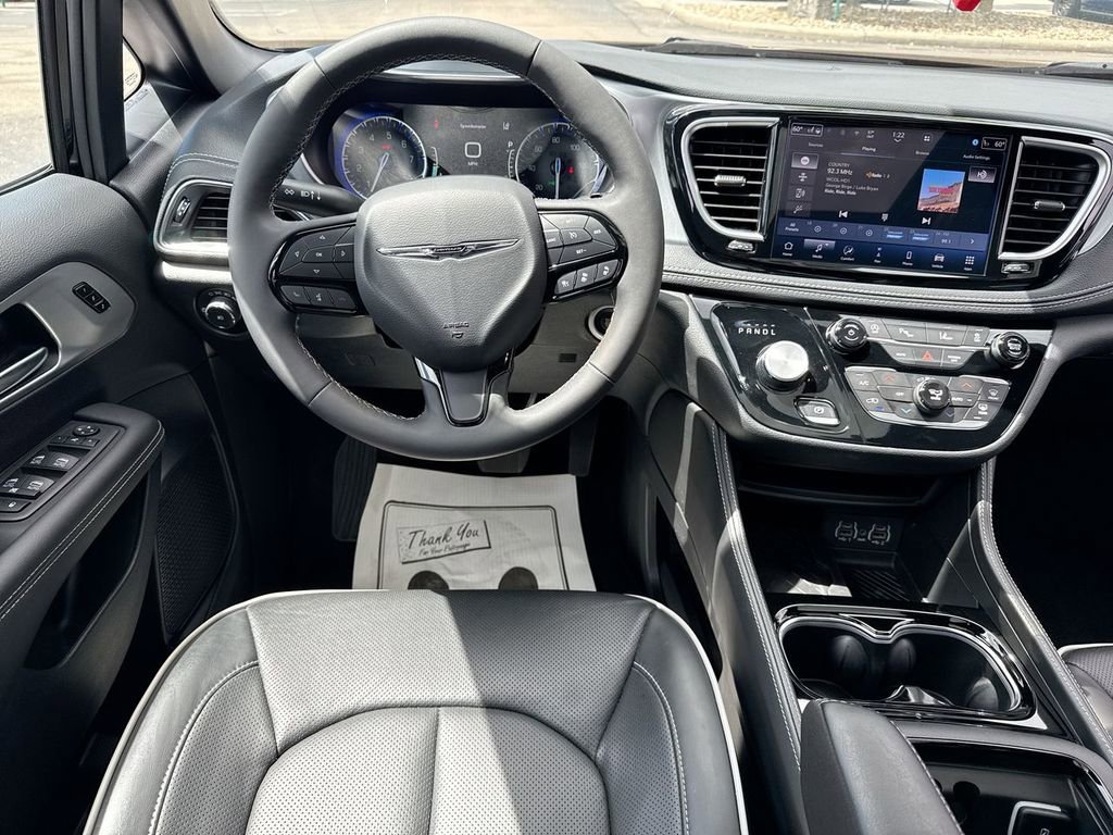 Used 2025 Chrysler Pacifica Limited FWD image 14