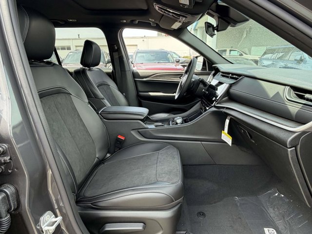 New 2026 Jeep Grand Cherokee Altitude AWD/4WD image 28