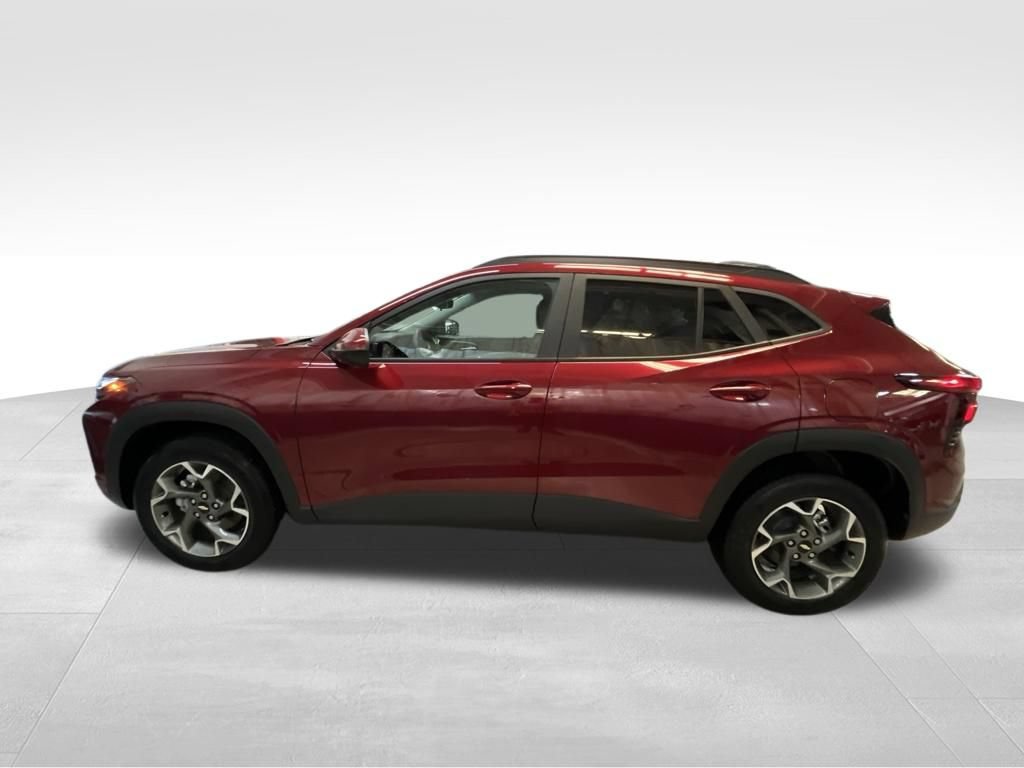 Used 2024 Chevrolet Trax LT w/ Driver Confidence Package FWD image 2