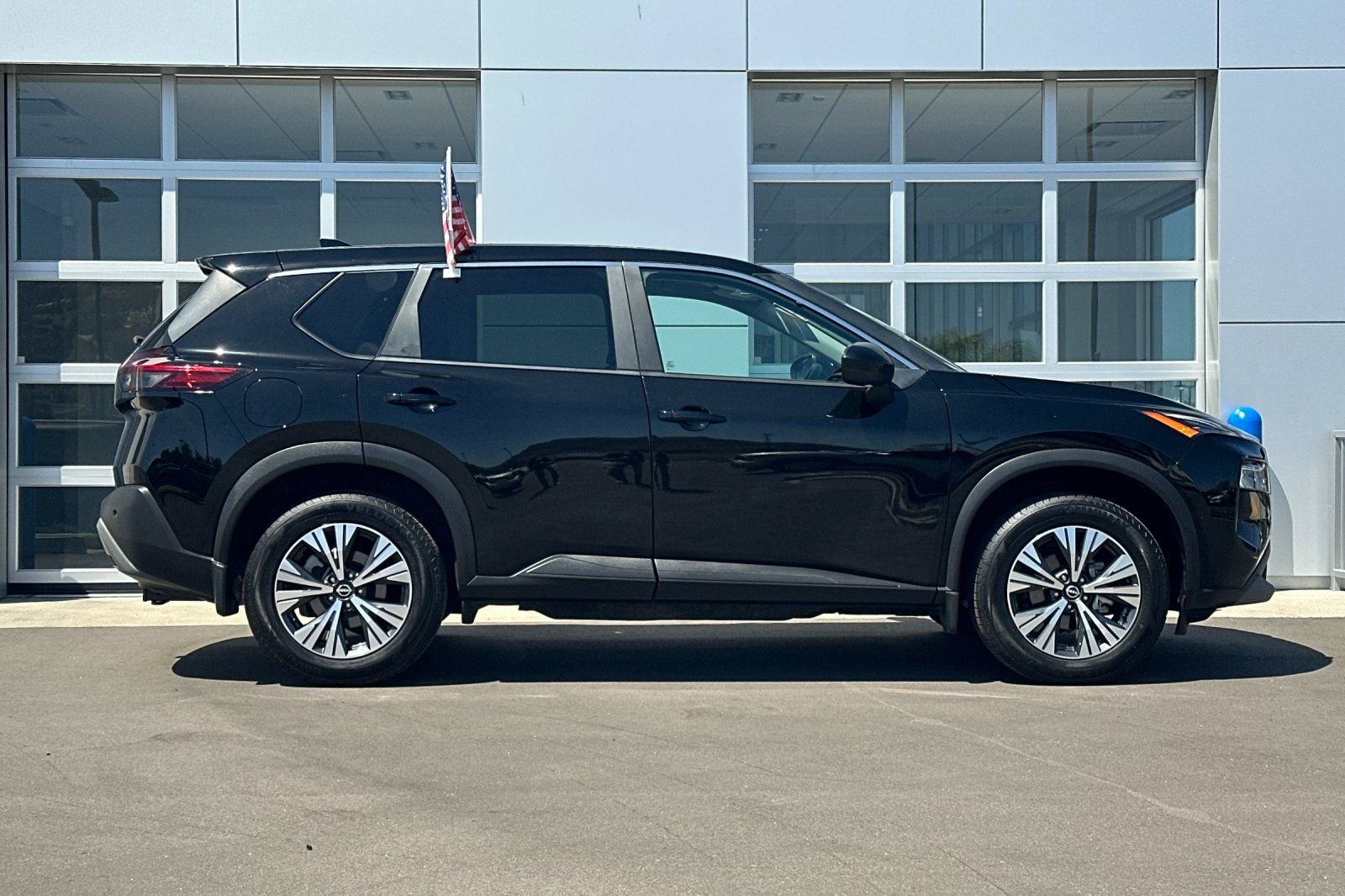 Used 2023 Nissan Rogue SV FWD image 3