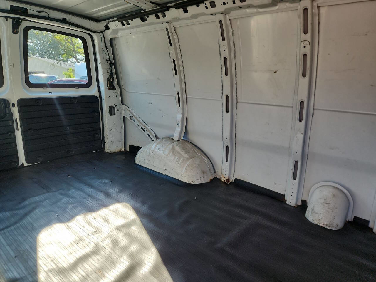 Used 2010 Chevrolet Express 2500 image 5