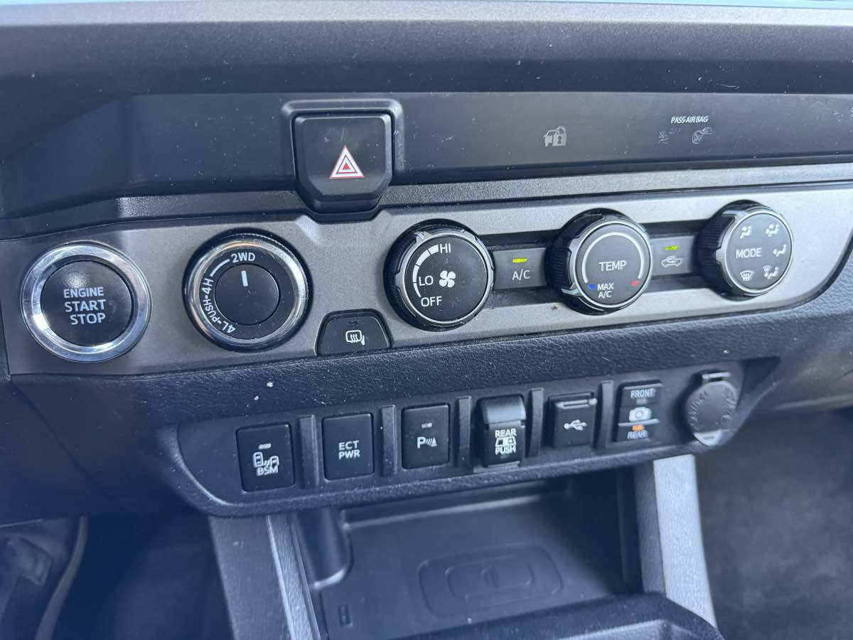 Used 2020 Toyota Tacoma TRD Off-Road w/ Technology Package AWD/4WD image 32