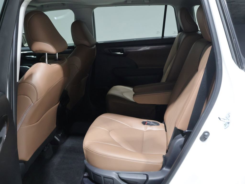 Used 2025 Toyota Highlander Limited AWD/4WD image 18