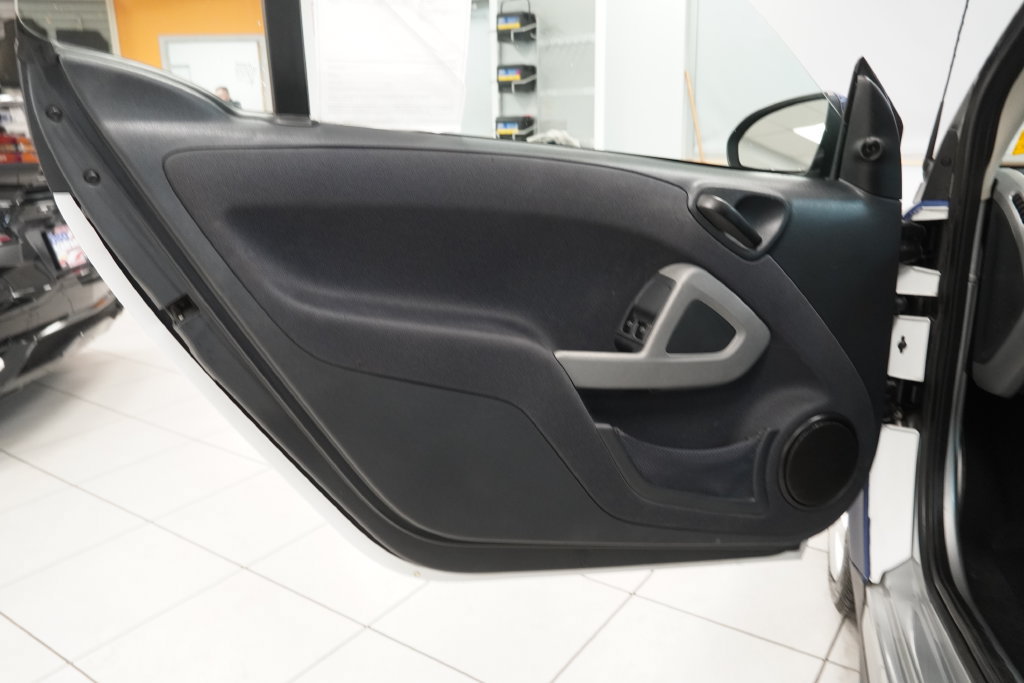 Used 2015 smart fortwo pure RWD image 11