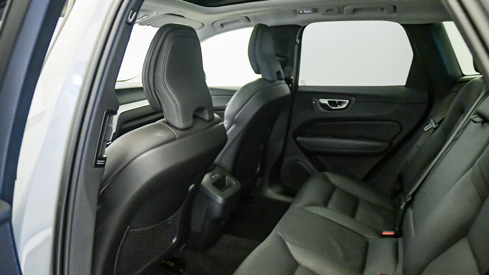Certified 2025 Volvo XC60 B5 Plus AWD/4WD image 19