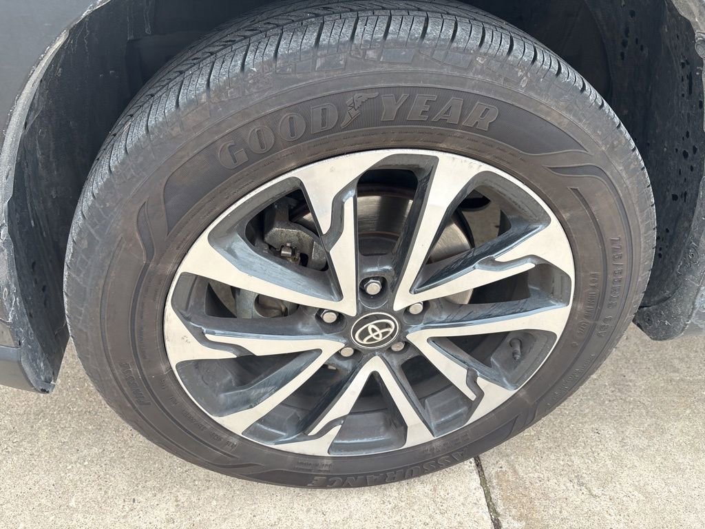 Used 2025 Toyota Corolla Cross XLE image 11