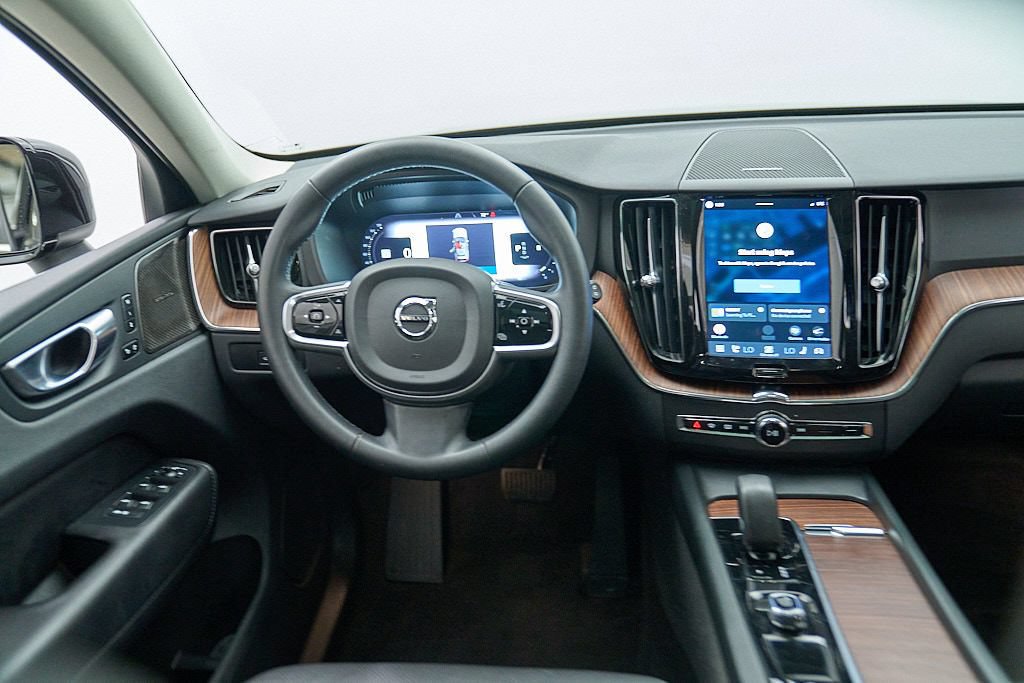 Certified 2023 Volvo XC60 B5 Plus AWD/4WD image 21