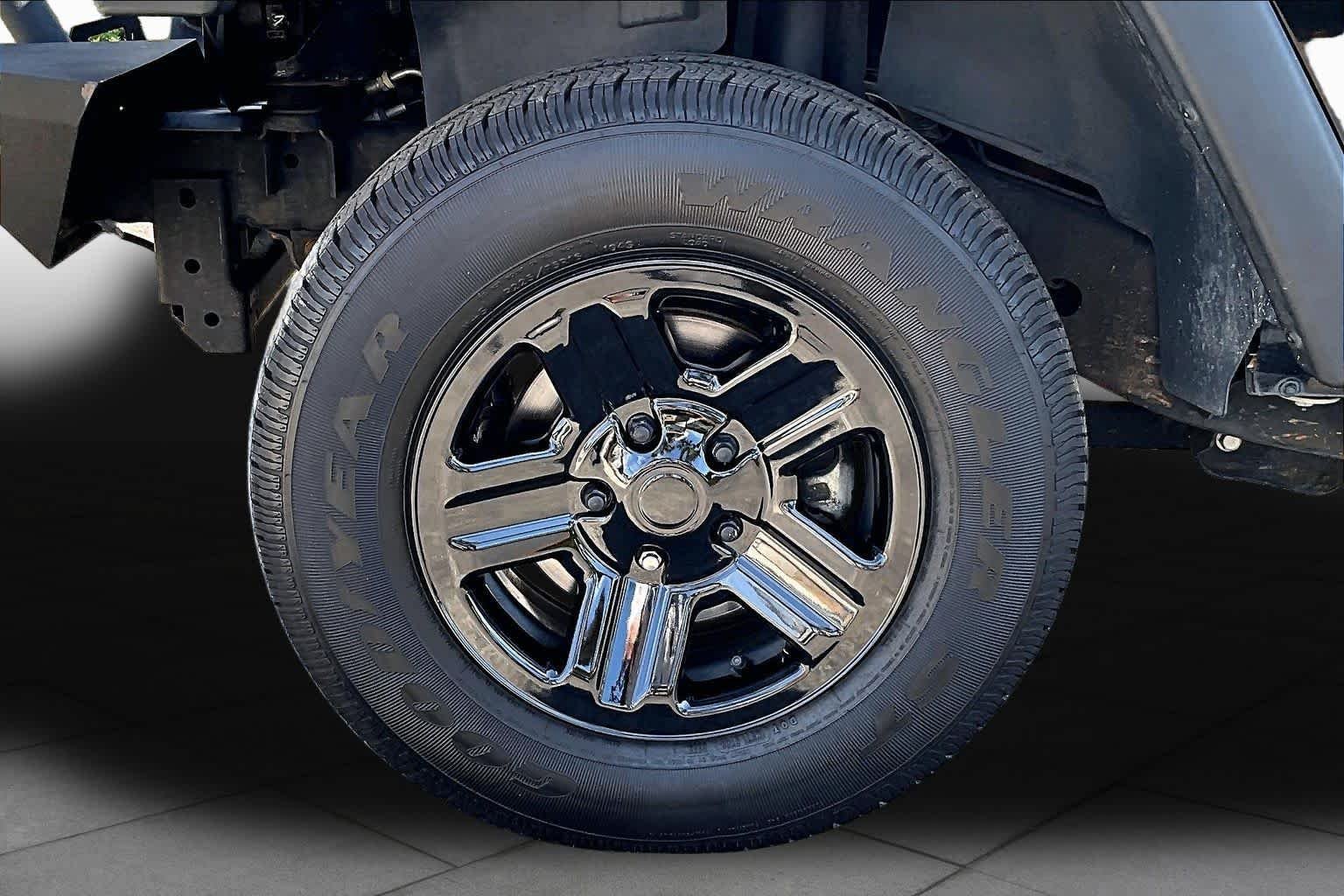 Used 2017 Jeep Wrangler Unlimited Sport w/ Connectivity Group AWD/4WD image 11