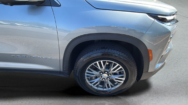 Used 2026 Chevrolet Traverse LT w/ Driver Confidence Package FWD image 2