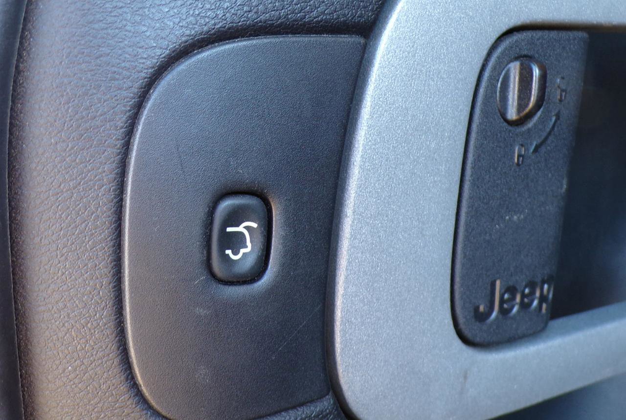 Used 2014 Jeep Cherokee Latitude w/ Comfort/Convenience Group image 9