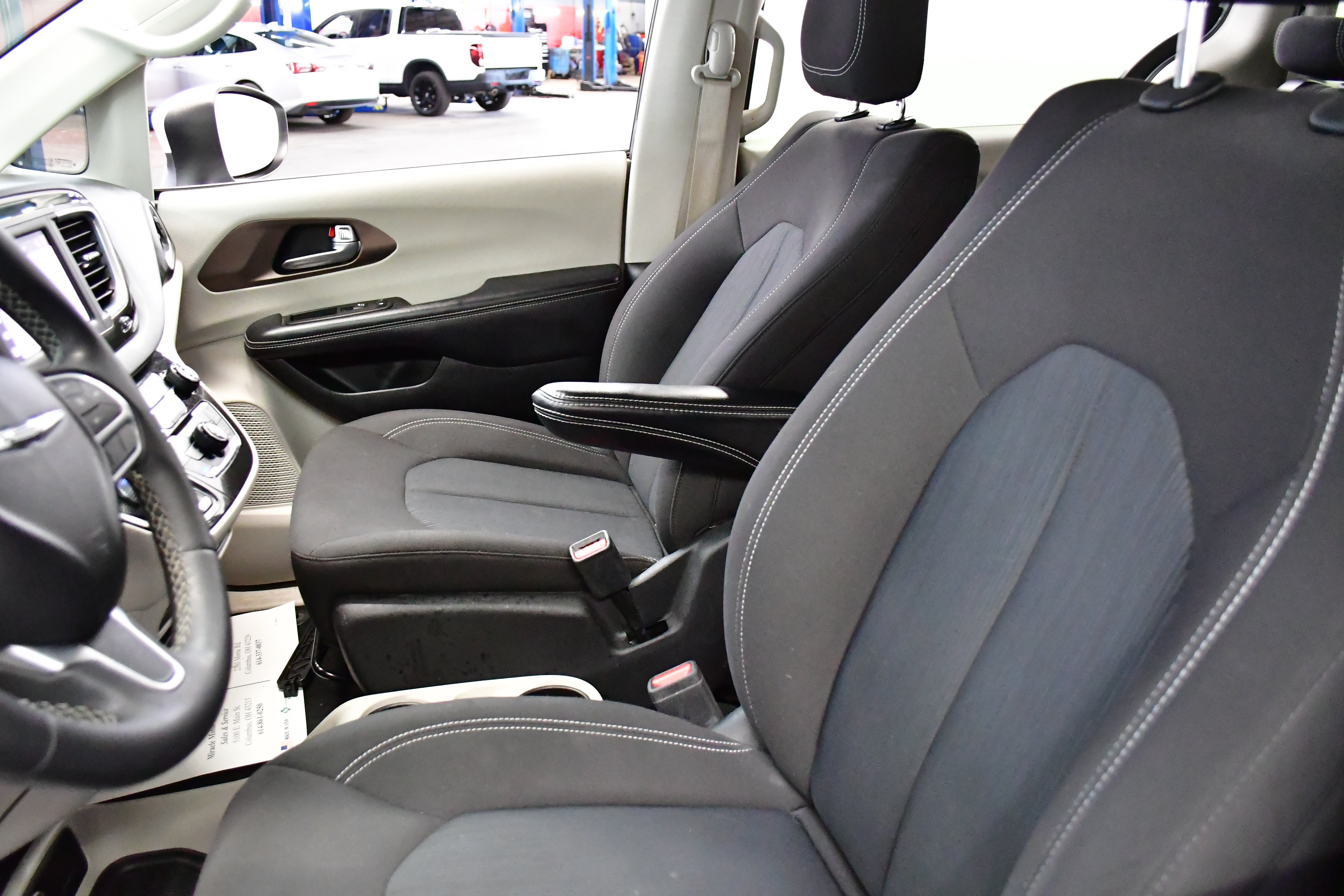 Used 2023 Chrysler Voyager LX FWD image 10