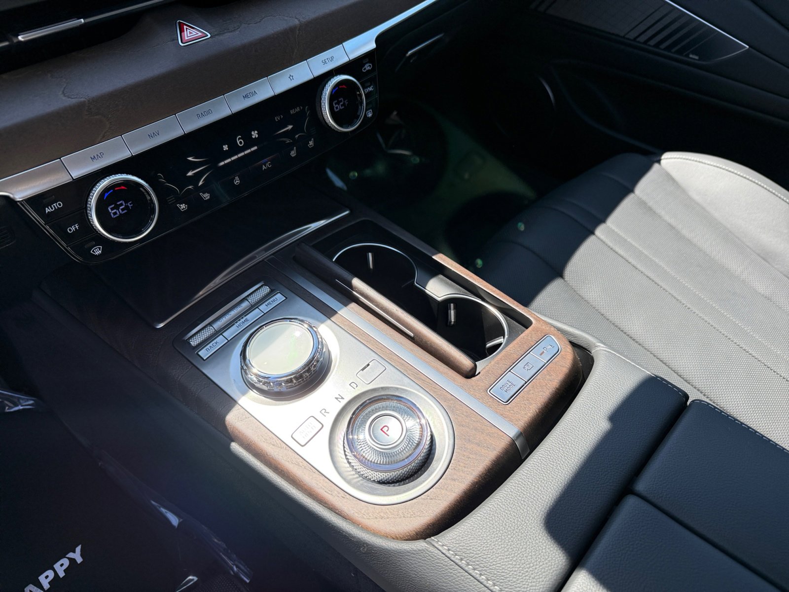 Used 2024 Genesis G80 image 13