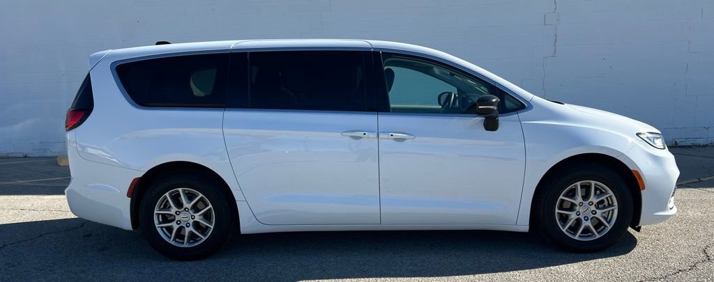 Used 2024 Chrysler Pacifica Touring-L image 6