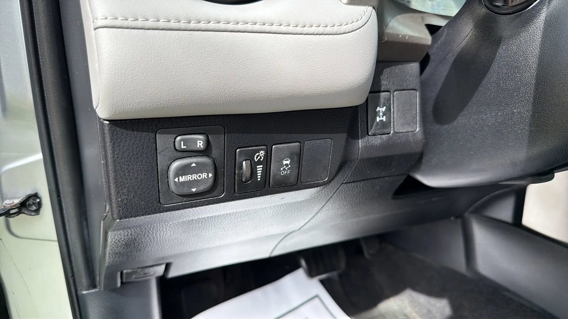 Used 2013 Toyota RAV4 XLE AWD/4WD image 27