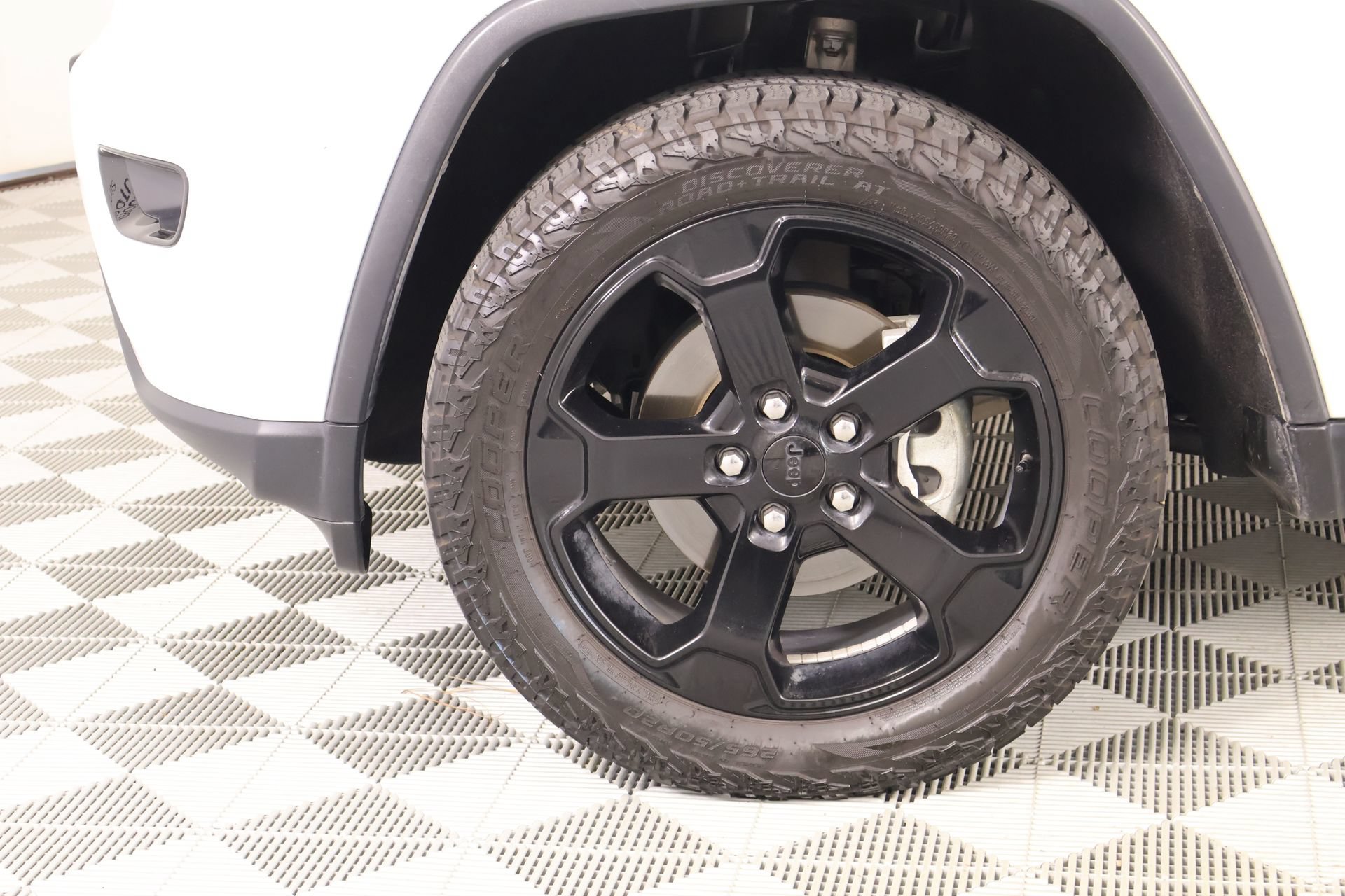 Used 2020 Jeep Grand Cherokee Laredo AWD/4WD image 18