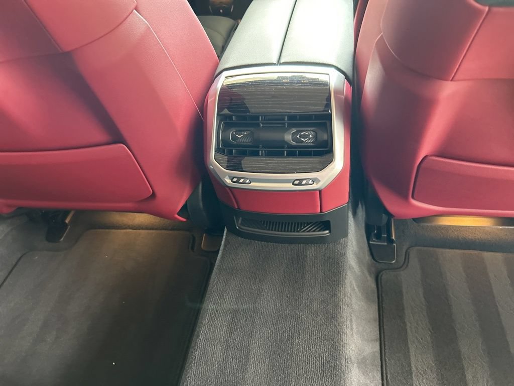 Used 2025 BMW 740i xDrive AWD/4WD image 30