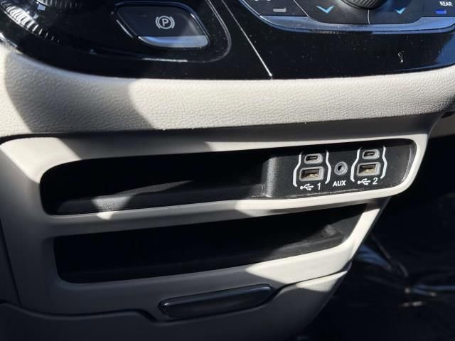 Used 2023 Chrysler Pacifica Touring-L image 27