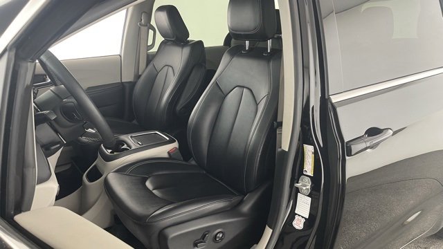 Used 2024 Chrysler Pacifica Touring-L image 33