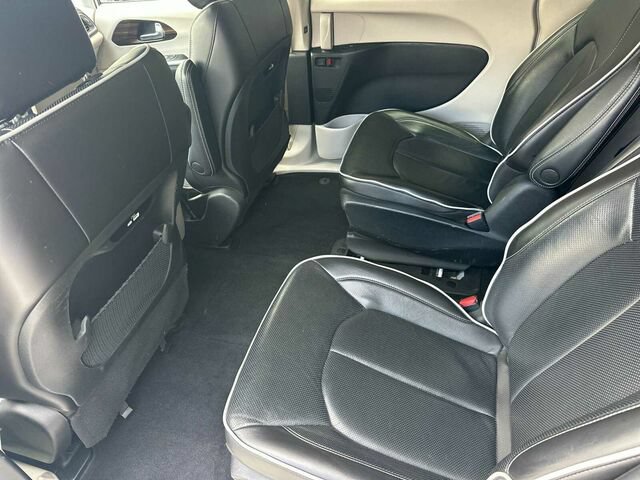 Used 2023 Chrysler Pacifica Limited FWD image 14