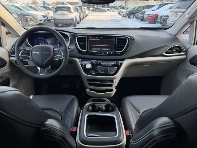 Certified 2024 Chrysler Pacifica Touring-L image 26