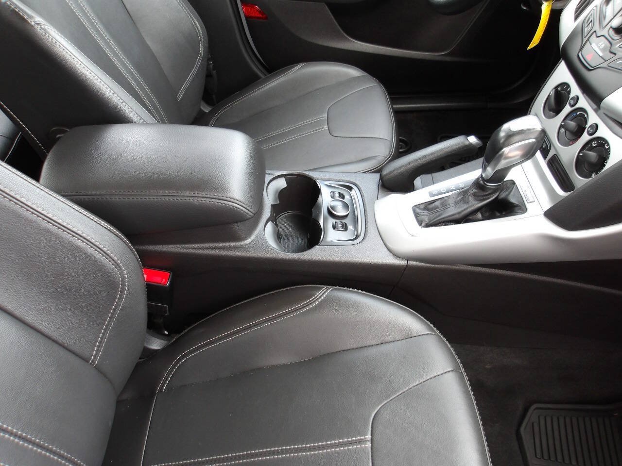 Used 2014 Ford Focus SE w/ Equipment Group 201A FWD image 18
