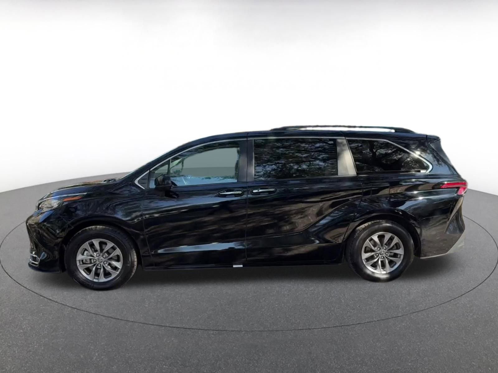 Used 2023 Toyota Sienna XLE image 9